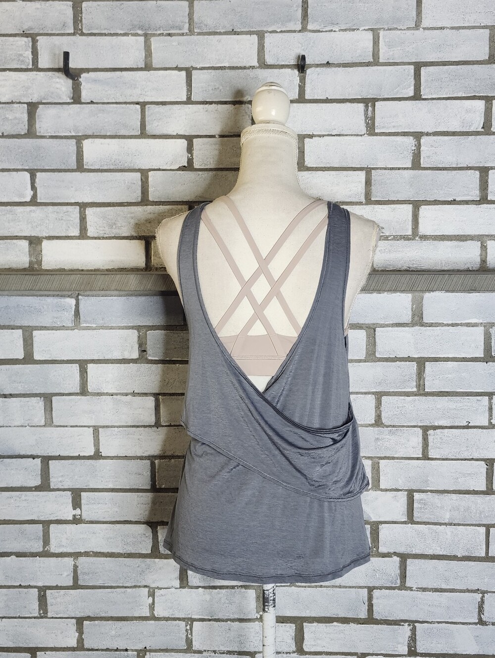 • Lululemon Women's 2 In 1 Sports Bra And Tank Top Sz 6 Gray & Beige Criss Cross - Picture 4 of 10